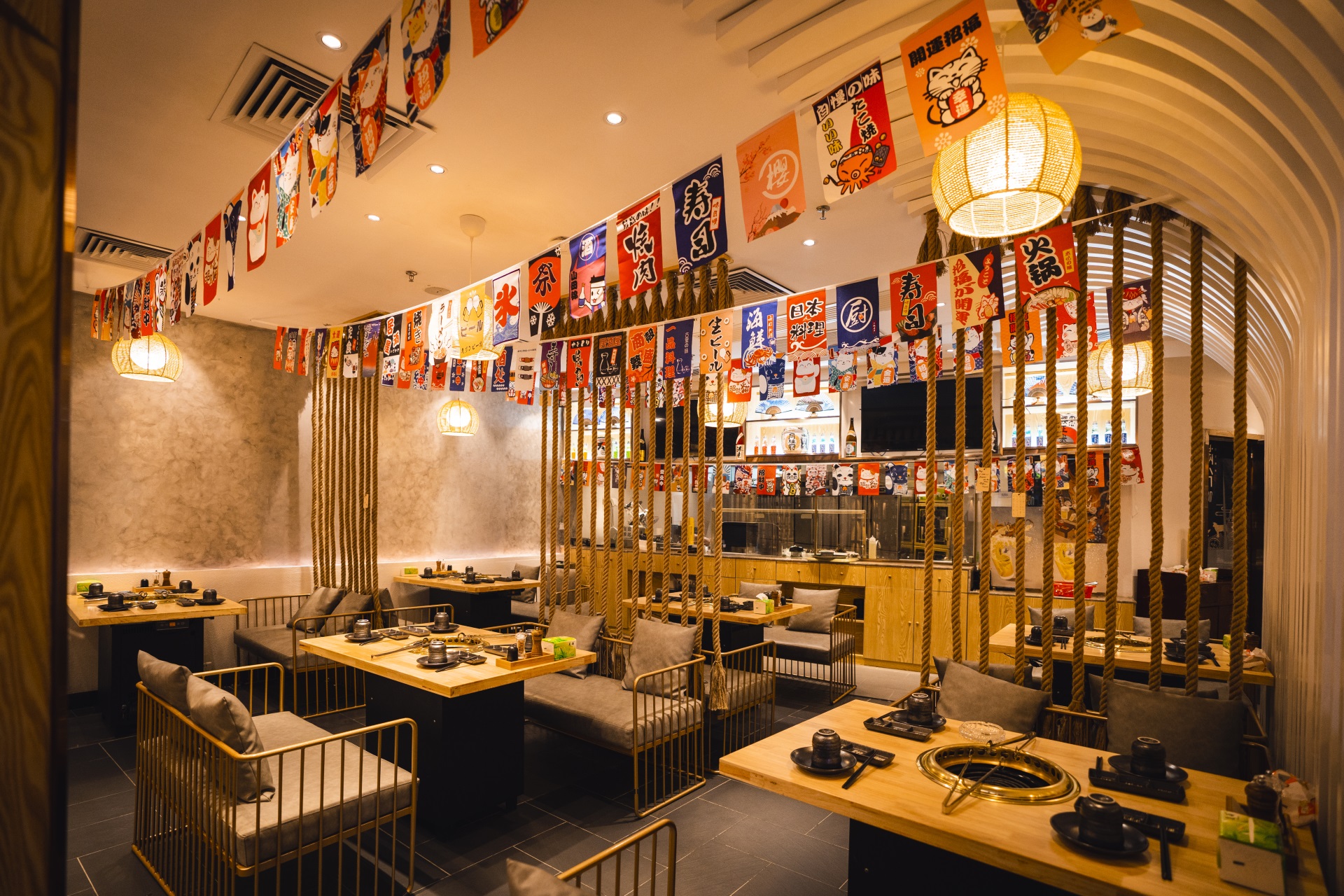 饮品如何通过深圳餐饮空间设计来确定餐厅的装修风格？
