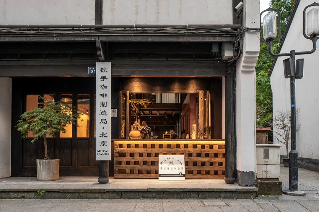 饮品打破传统，让咖啡店的深圳餐饮空间设计中西合璧